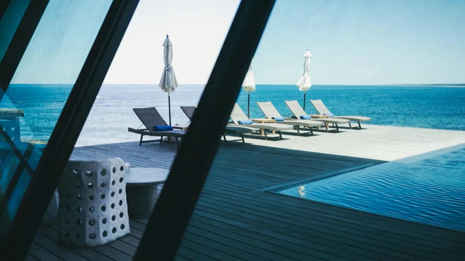 A pool deck above the sea at José Ignacio